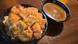 丼の限界を突破！よっとんモモカツが「溢れる」究極の男飯カレー（焼肉 ゆめや）