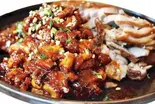 豚足とポッサムハーフ&ハーフ(新大久保韓国横丁 マポ豚足)