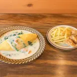 サーモンとほうれん草のクリームソース+フレンチフライ+唐揚げ3個（Bistro ＆ Cafe Lamp）
