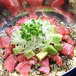 本まぐろ中とろアボカド丼(本まぐろ中とろ切り落としと次の肉料理 マキバスタイル 芝浦店)
