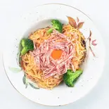 ベーコンとパストラミの巣ごもり風カルボナーラ（カフェ ロッビア）