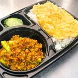 インゲンと鶏ひき肉のムーターメリックを使った激辛カレーペースト炒め +ご飯+スクランプエッグ(PINTO)