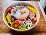 【温玉サラダボウル】葡萄牛ローストビーフ丼（スナフキッチン）
