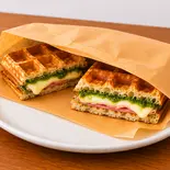 ワッフルホットサンド(ベーコン・チーズ・バジル)(コーヒーとワッフルの店|SECOND.coffee&)