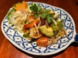 16.エビとアボカドのスパイシーサラダ YAM KHUNG AVOCADO（ピンク・エレファント）