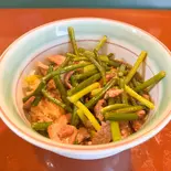 肉とニンニク芽丼（大楽フーチン）