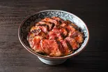 萬牛_上カルビ丼 肉1.5倍/ つぼ漬け、自家製辛子にんにく付（炭火たれ焼肉丼 萬牛カルビ 元住吉店）