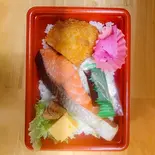 寿司屋が作る天然紅鮭日替わり弁当(THE 三友 KITCHEN)