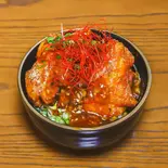 炭火仕上げのピリ辛唐揚げ丼（鷹仁 堀江店）