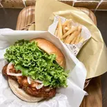 ホットクリスピーチキン＆ポテト（YASHIRO BURGER）