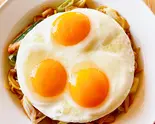 目玉焼きモリモリ焼きそば（立ち呑みラッキー）