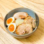 白ごま炙りチャーシュー丼(チャーシュー3枚、味玉1個、にんにく、白ごま)（ご褒美チャーシュー丼 ぶた丸）