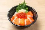 サーモンとイクラの親子丼 Salmon and salmon roe rice bowl（大衆海鮮 団）
