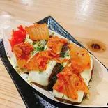 キムチチーズたこ焼き【キムチ・マヨ】（大阪名物 揚げたこ焼きイカ焼き専門店 粉もん屋）