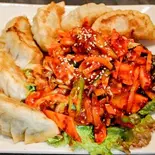 ビビン餃子 비빔만두 Fried Gyoza with Vegetables in Spicy Sauce（チキンなら）