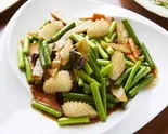 イカとニンニクの芽炒め（刀削麺酒坊 東京駅店）