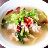 トムヤムガイ(鶏肉の辛いスープ)（ソイアーリータイ料理両国店）