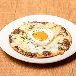 キーマカレーと温玉のピザ（み〜たぱ大手門）