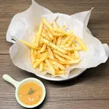 フライドポテトと特製スパイシーソース（タイカフェシムプリイベスト）