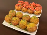 カレーたこ焼き8個＆マウント紅しょうがたこ焼き8個（松ちゃんのたこ焼き屋DX）