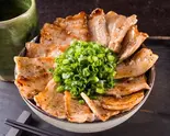 豚バラ塩ネギ盛り丼 Pork Rib with Green Onion and Salt Rice Bowl（大阪焼肉丼せんば 栄店）