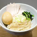 塩だし特製ぶっかけうどん(薬味ねぎ、国産しっとり鶏胸肉4枚、ほうれん草、味玉1個、白胡麻)(究極の塩だしうどん 京都はんなり)