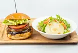 淡路島バーガーグリルドオニオンサラダセット（淡路島バーガー高円寺店）