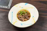 もう一品にピッタリ モツ煮（肉とワインくだん）