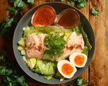 【ゆで卵】しっとりむね肉サラダカオマンガイ [Boiled Egg]Salad Khao Man Gai(Chicken Breast)（からだ喜ぶ！東京カオマンガイ 名楽町店）