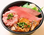 まぐろ三色丼(50)（魚丼 北千住本店）