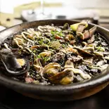 イカ墨のパエリヤ(二人前)（スペインバル ラ・ピカーダ・デ・トレス Spain Bar La Picada de tres）