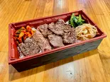 名物！馬焼肉7種食べ比べ弁当〜黒酢だれで味わう至高の逸品〜（馬焼肉専門店 うまえびす三軒茶屋）