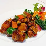 スペアリブの醤油煮込み（串門‐創作中国料理）