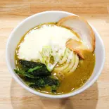チーズカレーうどん(薬味ネギ、ほうれん草、豚肉1枚、チーズ)※レンジ調理要(熟成カレーうどん 咖哩庵)