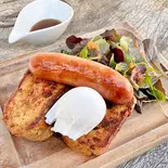 全粒粉フレンチトーストブレッキープレート Whole Wheat French Toast Brekkie Plate（BONDI COFFEE SANDWICHES）