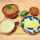 豚汁付きだし巻き卵とおばんざい弁当（梅と蜂）