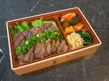 黒毛和牛 上赤身弁当 ～ネギ塩味(ガーリック風味)～（焼肉 飛車角 横浜天理ビル店）