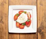 【dish】季節のフルーツとブラータチーズのサラダ Burrata cheese and seasonal fruit salad（ヘルシー野菜とヴィーガンDELIのお弁当【aux DELI】）