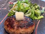 鉄板ビーフハンバーグ 150g ～自家製ガーリックバターのせ～（大阪お好み焼き ともくん家 赤坂見附店）