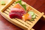 まぐろとサーモンの刺身（鮨處八千代総本店 別亭）