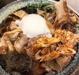 ピリ辛かす肉うどん（そばの陣）