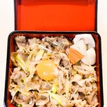 和牛カルビ重 生卵のせ（盛岡ビビン麵 HM東十条店）