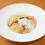 ベーコンと温泉たまごの濃厚カルボナーラ（BEVALLEY COFFEE）