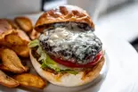 ウルティメットブルーチーズバーガー(フレンチフライ付き)Ultimate Blue Cheese Burger with French Fries(BurgerMania広尾店)