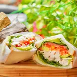 低温調理のしっとりチキンサラダサンドウィッチ Low Temperature Cooked Chicken Salad Sandwich（ホットサンドとサンドウィッチのお店 サンドウィッチマン）