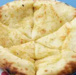 【 303 】チーズガーリックナン Cheese ＆ Garlic Naan（インドとアジアの料理 サンティ）