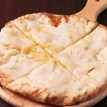 チーズガーリックナンCheese Garlic naan（アジアン料理 CARDAMOM 本店）