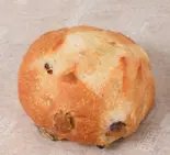 レーズンクリームチーズパン（オイシイパンヤ）