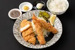 【ご飯またはキャベツ大盛り無料!】ロースとんかつ×肉巻きエビフライ弁当(嬉嬉豚とんかつ『君に、揚げる。』池袋本店)