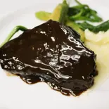牛ホホ肉の赤ワイン煮込み（スペインバル ラ・ピカーダ・デ・トレス Spain Bar La Picada de tres）
